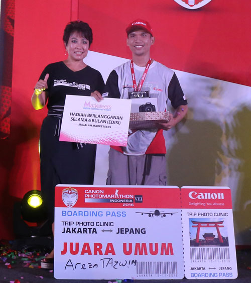 Merry Harun – Direktur Divisi Canon, pt. Datascrip berfoto bersama Areza Taqwim, Juara Umum Canon PhotoMarathon Indonesia 2016 – Jakarta. 